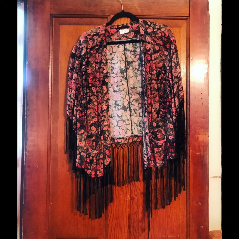 Wrap London Flowered Tasseled Shawl Size US 16
